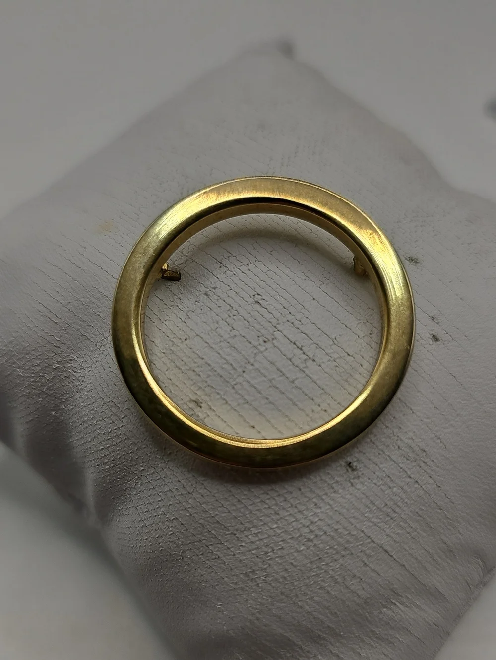Trifari Circle Brooch Womens Size OS Gold Tone Vintage Minimalist Wreath Pin